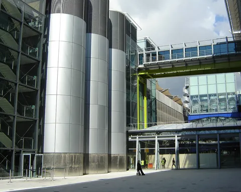 Esterno e passerella del terminal 5 di Heathrow, fotografia d’archivio del 2008