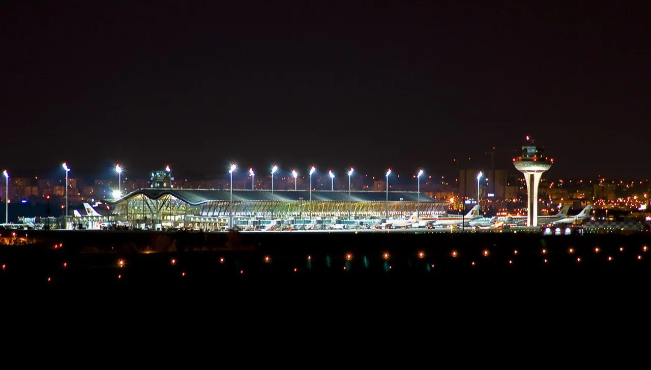 Vue nocturne de Madrid-Barajas — photographie de 2008