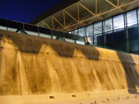 Insegna esterna dell’aeroporto di Roma-Fiumicino — fotografia del 2009