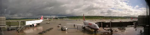 Panorama del terminal 1 di Zurigo — fotografia del 2007